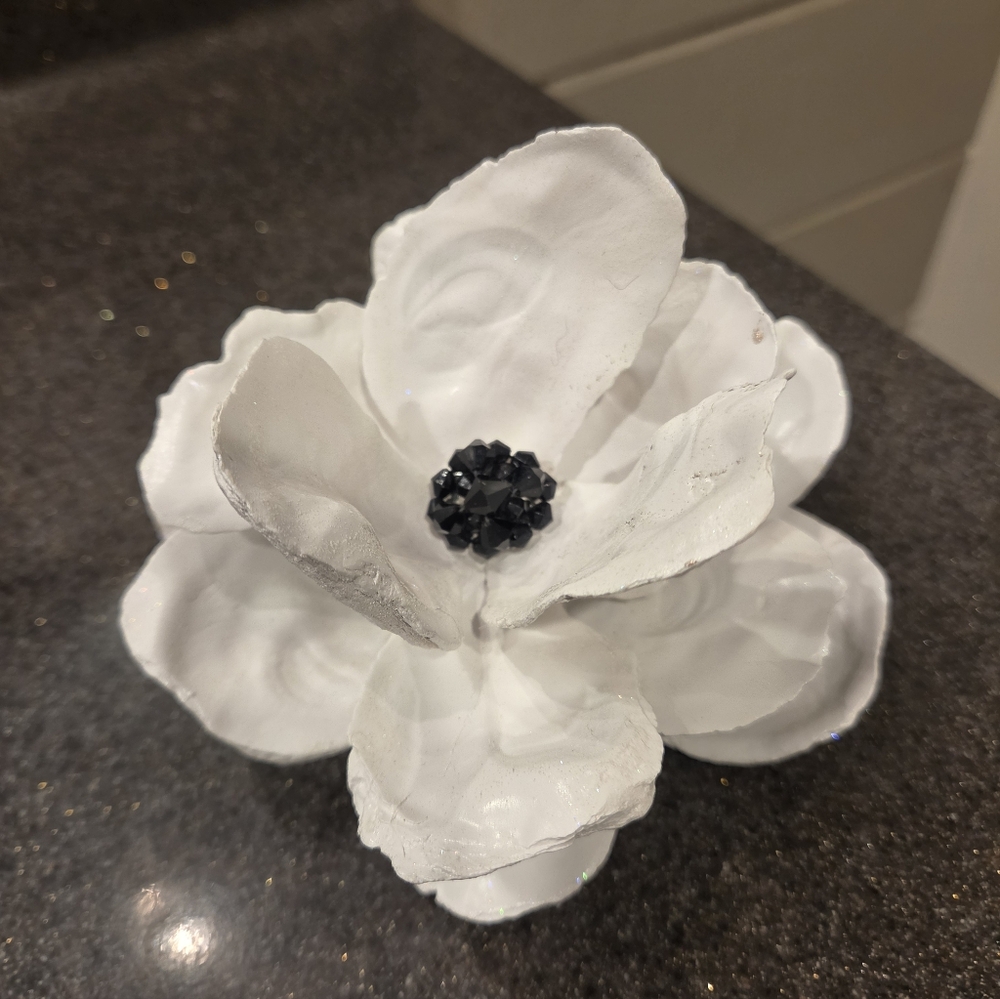 Handcrafted Oyster Shell Magnolia Flower - Picture 4 of 5